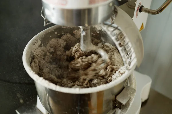 Fabrikada Karıştırma Makinesi Kullanılarak Ekmek Yapma Işlemi Için Kapatılıyor Fırın — Stok fotoğraf