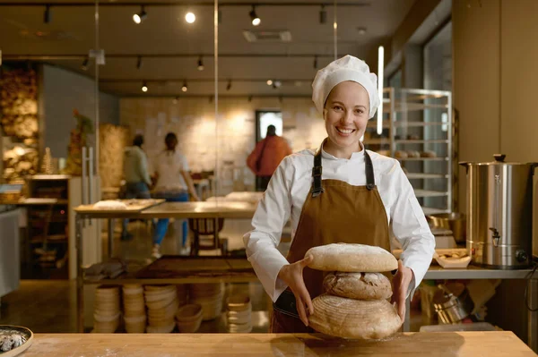 Retrato Padeiro Feliz Segurando Pilha Pão Recém Assado Jovem Chef — Fotografia de Stock