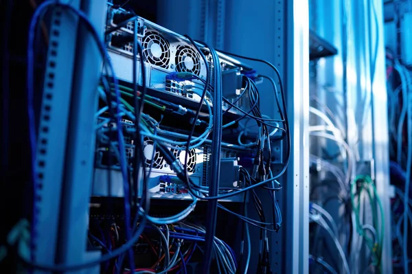 Számítógépes Internet Berendezések Vezetékek Szerver Szobában Közelkép Szelektív Fókusz Távközlési — Stock Fotó