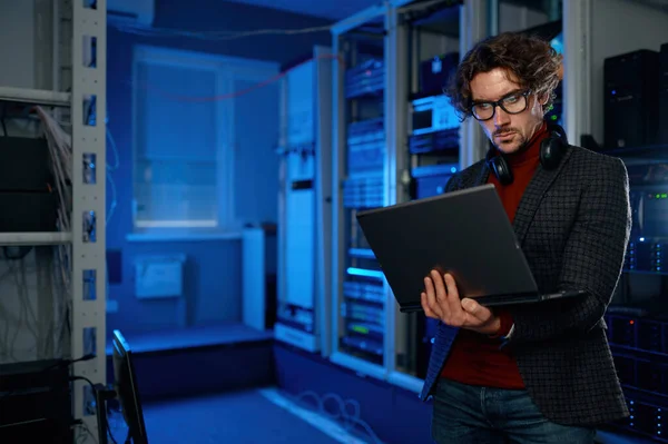 Mühendisi Süper Bilgisayarla Veri Merkezinde Bakım Sırasında Sunucu Odasında Dijital — Stok fotoğraf