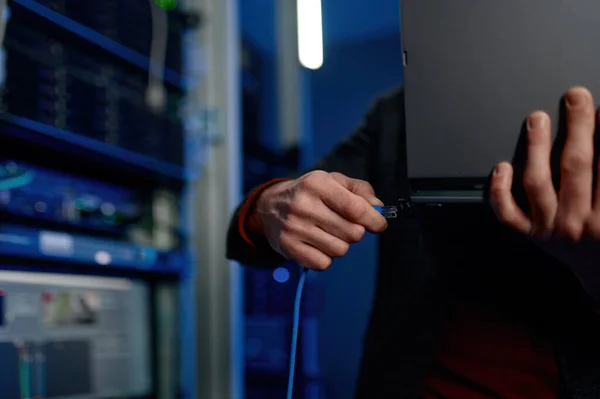 Technicus Schakelt Draad Naar Laptop Computer Van Dichtbij Gezien Datacenter — Stockfoto