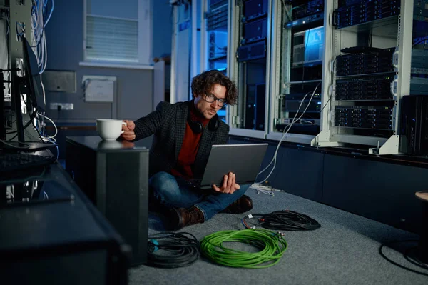 Técnico Usando Laptop Enquanto Trabalha Com Equipamentos Essenciais Data Center — Fotografia de Stock