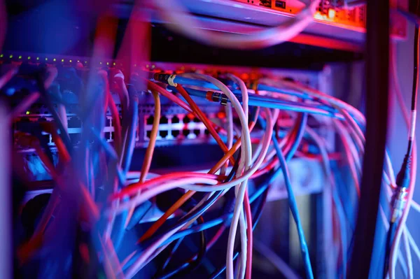数据中心中的光纤设备 服务器机架集群硬件 托管现代互联网资源的平台 带有网络电缆和电线的超级计算机 — 图库照片