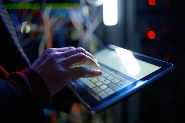 Close Handen Van Data Engineer Werken Digitale Tablet Supercomputer Serverruimte — Stockfoto