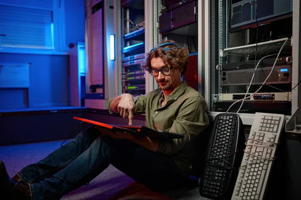 Data Center Engineer Met Behulp Van Toetsenbord Supercomputer Serverruimte Moe — Stockfoto