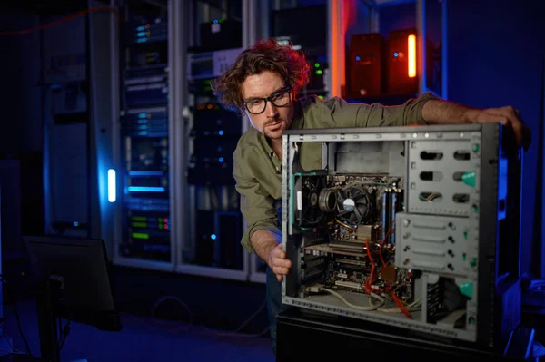 Bilgisayar Sisteminde Çalışan Tamirci Bilgisayar Tamir Merkezinde Çalışıyor Erkek Usta — Stok fotoğraf