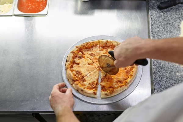 Kock Skära Nybakad Pizza Med Rund Kniv Träskiva Man Skivning — Stockfoto