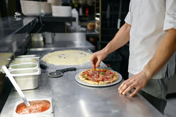 Pizzaiolo Making Pizza Kitchen Closeup Focus Hand Italian Pastry Preparation — Stockfoto