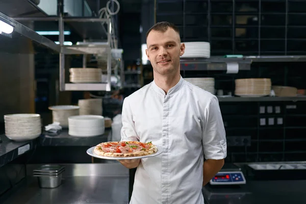 Porträtt Manliga Pizzaiolo Presenterar Nylagad Pizza Matlagning Skolan Master Class — Stockfoto