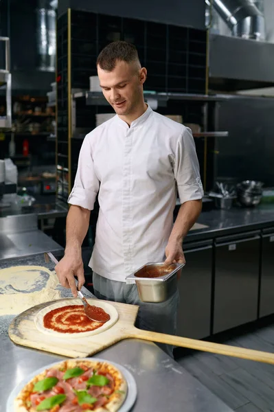 Mannelijke Chef Die Tomatenpasta Pizzabasis Verspreidt Traditioneel Italiaans Gerecht Bakproces — Stockfoto