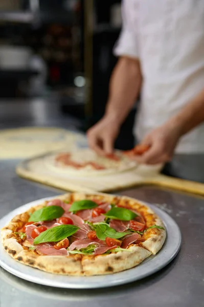 Pizza Bakning Process Närbild Matlagning Italienska Snabbmat Koncept Chef Händer — Stockfoto