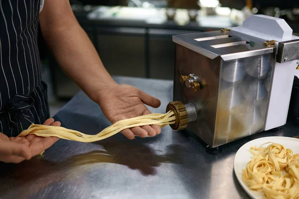Närbild Kock Med Pasta Maker Restaurang Kök Handgjorda Nudlar Förberedelse — Stockfoto