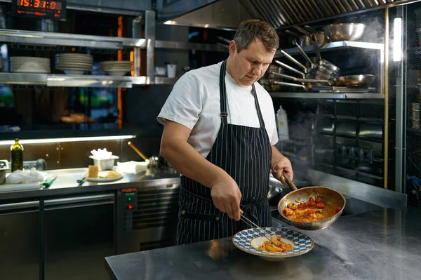 Chef Putting Spaghetti Carbonara Plate Standing Restaurant Kitchen Cooking Pasta — Stockfoto