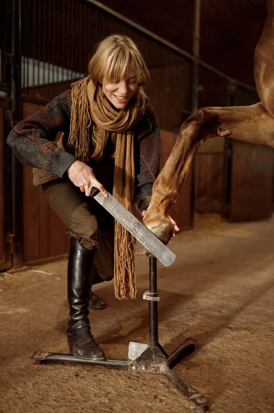 Female Horse Owner Trimming Filing Shaping Young Stallion Hoof Using — Stockfoto