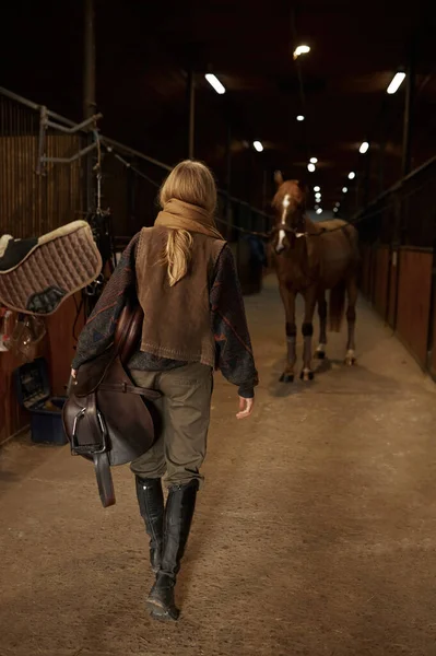 View Back Walking Horsewoman Rancher Carrying Saddle Hand Preparation Training — Stockfoto