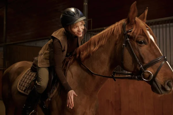 Jezdkyně Sedle Chválí Plavčíka Láskyplně Poplácávajícího Krk Stabilní Interiér Jezdecké — Stock fotografie
