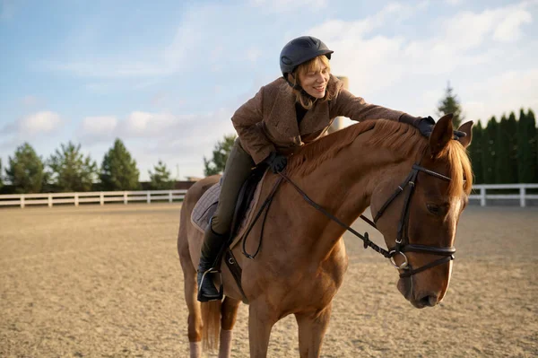 Kvinnlig Hästtränare Med Hingsten Ute Landet Hästkvinna Rancho — Stockfoto