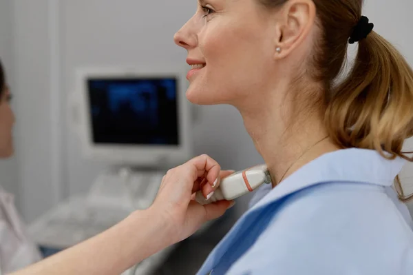 Kvinna Läkare Som Utför Ultraljud Sköldkörteln Och Lymfkörtlar Närbild Komplett — Stockfoto