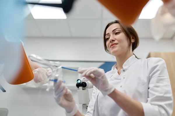 Kobieta Ginekolog Pobiera Próbkę Biomateriału Dróg Moczowo Płciowych Pacjenta Badania — Zdjęcie stockowe