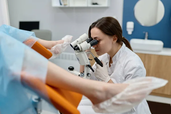 Lekarz Wykonujący Badanie Ginekologiczne Pacjentki Krześle Mikroskopem Ginekologicznym — Zdjęcie stockowe