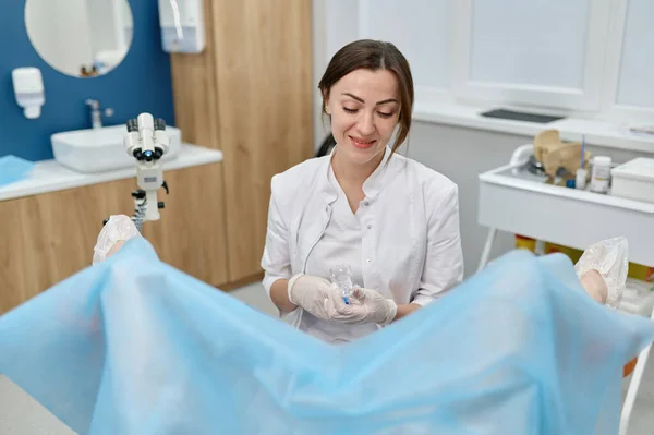 Doktor Sandalyedeki Genç Bayanın Jinekolojik Muayenesine Hazırlanıyor Modern Klinik Kadın — Stok fotoğraf