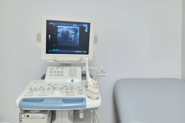 Ultrasonik Makine Jinekoloji Kliniğinde Jinekolog Koltuğu Sonografi Hamilelik Kavramı — Stok fotoğraf