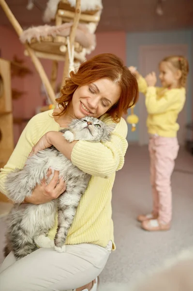 Boldog Időt Tölt Macskával Míg Kislánya Játszik Más Cicákkal Elmosódott — Stock Fotó