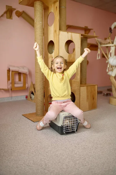 Menina Alegre Sentada Gaiola Com Gato Sobre Playground Abrigo Criança — Fotografia de Stock