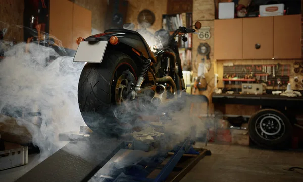 バイクやオートバイのガレージに立って煙の雲の中にオートバイ オートバイの診断 メンテナンスと修理の概念 — ストック写真