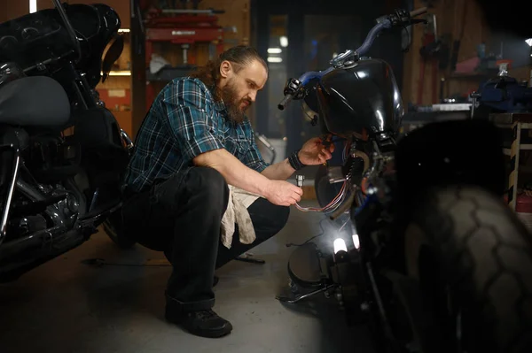 Hombre Maduro Motociclista Reparación Motocicletas Garaje Por Noche Mecánico Motos —  Fotos de Stock