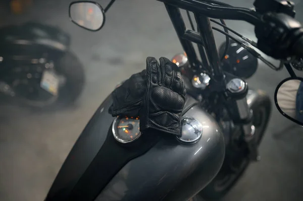 オートバイのガスタンク上のバイカー保護レザー手袋のクローズアップビュー オートバイのガレージの概念 — ストック写真