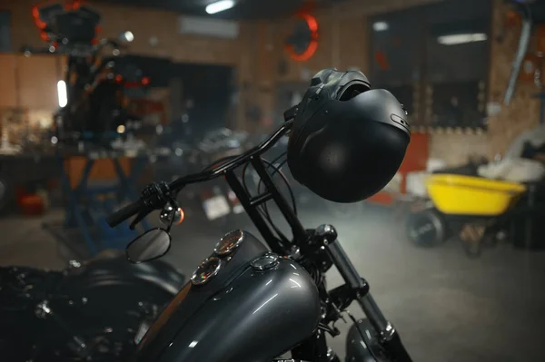 Moto Con Casco Sospeso Sul Volante Parcheggiata Nel Garage Motociclisti — Foto Stock