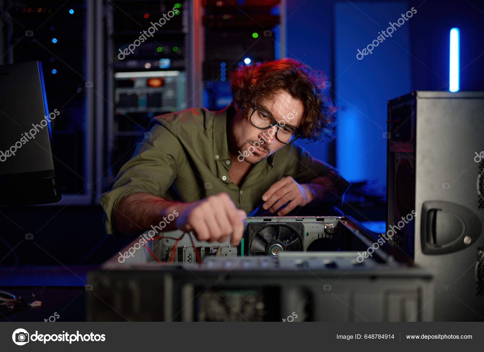 Menino feliz segurando o controle remoto e olhando para cima com