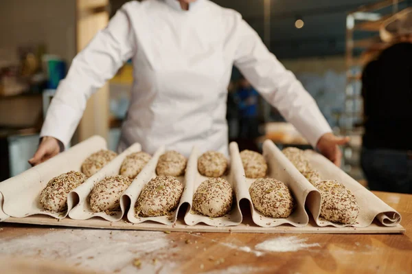 Baker Modern Pastanenin Profesyonel Mutfağında Çalışırken Susamlı Çörekler Hazırlıyor — Stok fotoğraf