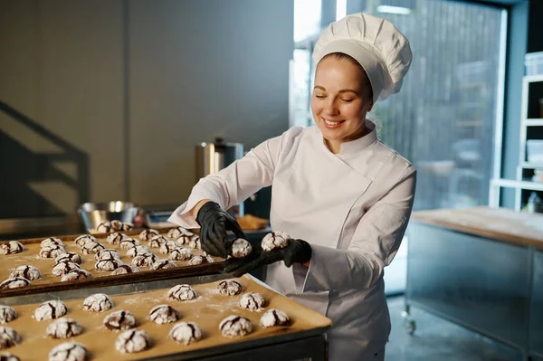 Жінка Пекарня Білій Формі Викладає Свіжоприготоване Печиво Випічка Лоток Солодким — стокове фото