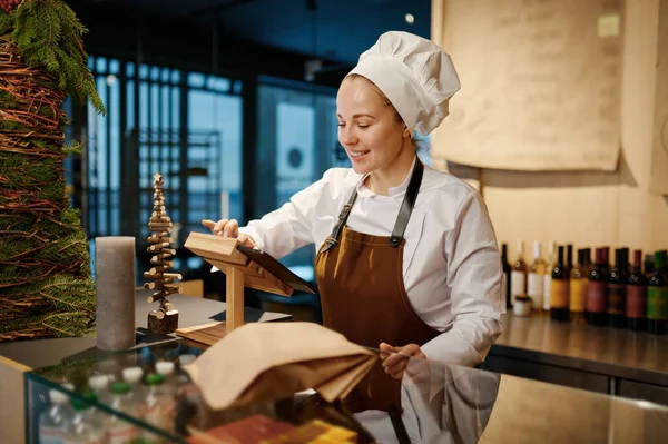 Jonge Vrouw Verkoper Staan Bij Bakkerij Balie Met Behulp Van — Stockfoto