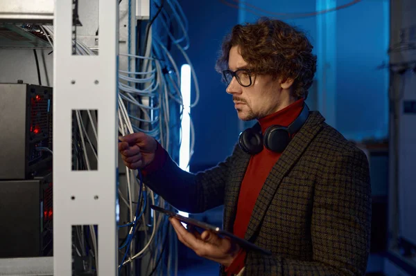 Erkek Bilişim Teknisyeni Sunucu Odasında Çalışırken Kablo Değiştiriyor Bilgisayar Teçhizatı — Stok fotoğraf