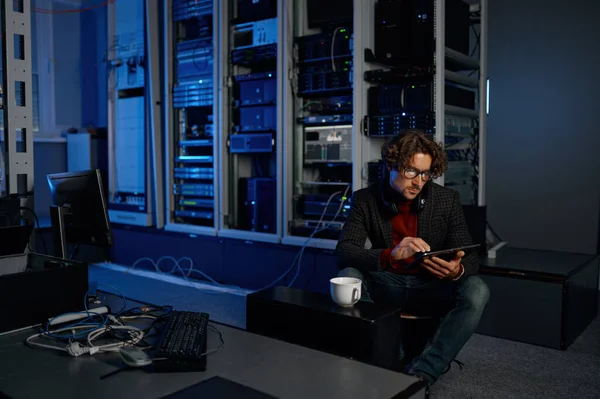 Ein Männlicher Techniker Arbeitet Serverraum Mit Tablet Mann Mit Computerausrüstung — Stockfoto
