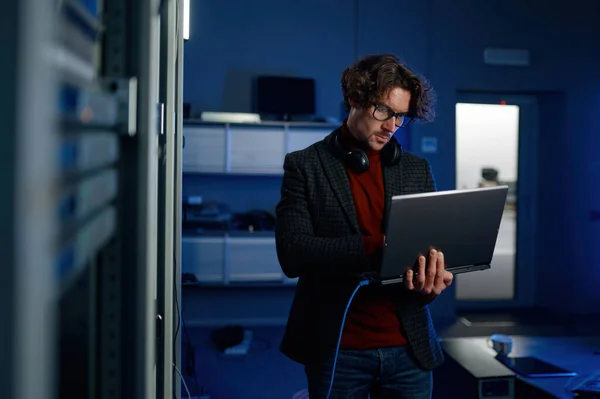 Data Engineer Met Laptop Tijdens Het Werken Met Supercomputer Serverruimte — Stockfoto