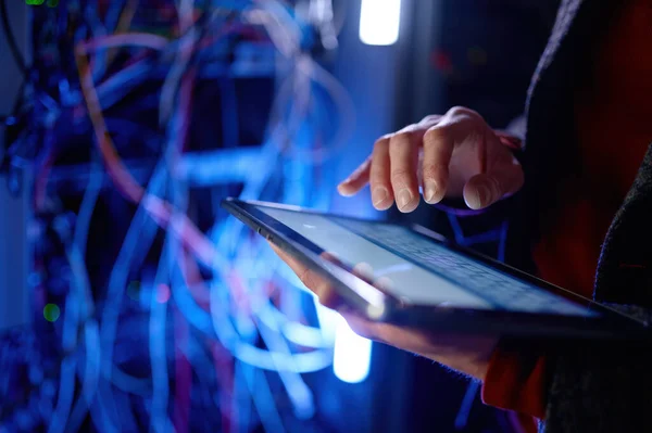 Närbild Händer Data Ingenjör Arbetar Digital Tablett Superdator Serverrum — Stockfoto