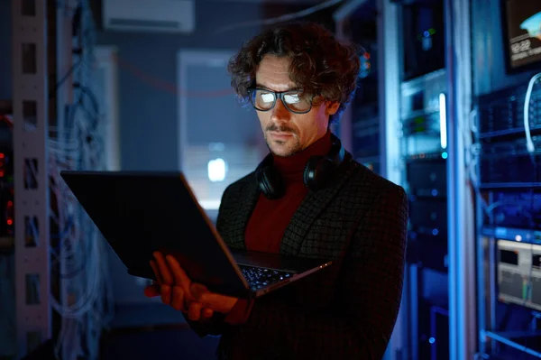 Techniker Überprüfen Die Server Mit Einem Laptop Männlicher Support Ingenieur — Stockfoto