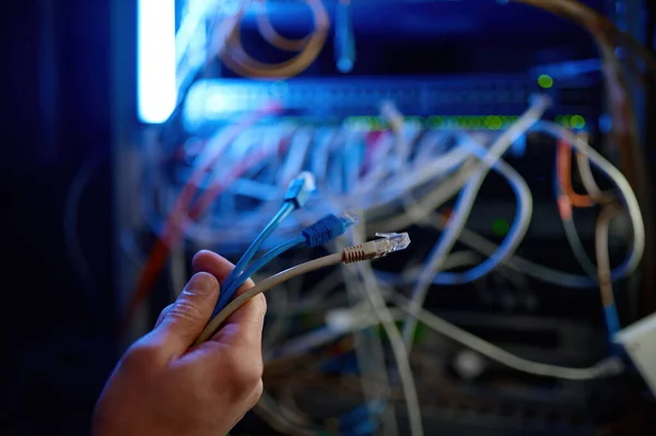 Sunucu Odasındaki Sunucusuna Elle Bağlanan Kabloların Yakın Plan Görüntüsü Veya — Stok fotoğraf