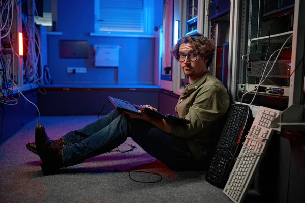 Data Center Engineer Met Behulp Van Toetsenbord Supercomputer Serverruimte Mannelijke — Stockfoto