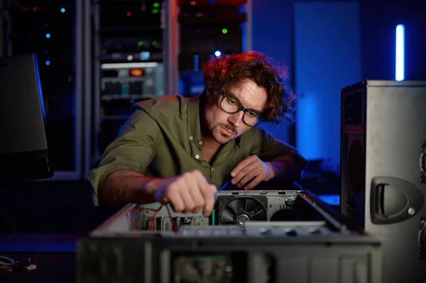 Muž Opravuje Počítačový Systém Moderním Servisním Centru Přepracovaný Technik Který — Stock fotografie