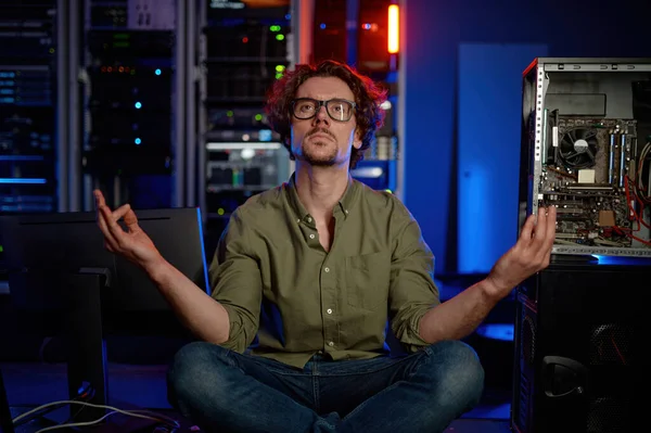 Umfangreiche Techniker Meditieren Atemberaubend Während Der Arbeit Serverraum Eines Modernen — Stockfoto
