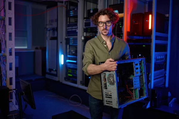 Bilgisayar Sistemi Tamir Atölyesinde Çalışan Bir Tamirci Erkek Usta Süper — Stok fotoğraf