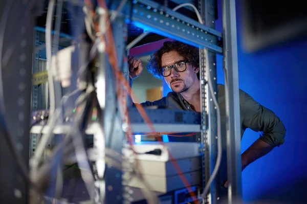 Adam Teknisyen Süper Bilgisayar Sistemi Ünitesini Tamir Ediyor Parçaları Değiştiriyor — Stok fotoğraf