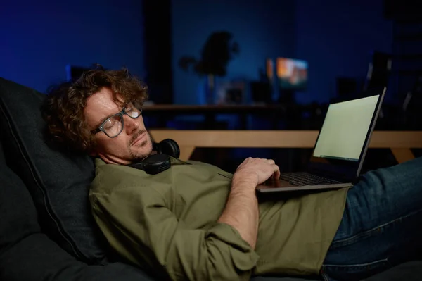 Der Junge Müde Systemadministrator Schläft Mit Offenem Laptop Auf Dem — Stockfoto