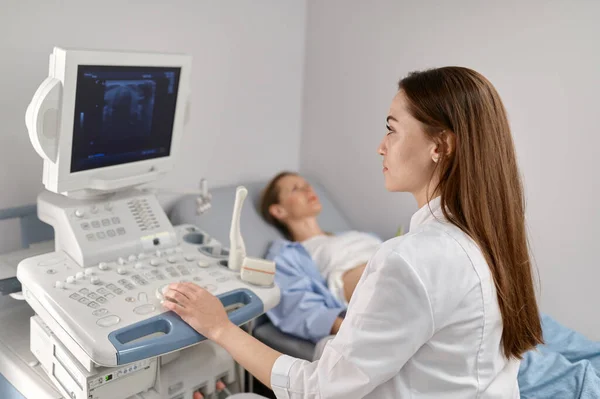 Seçici Odak Doktoru Modern Doğum Öncesi Klinikte Hamile Bir Kadına — Stok fotoğraf