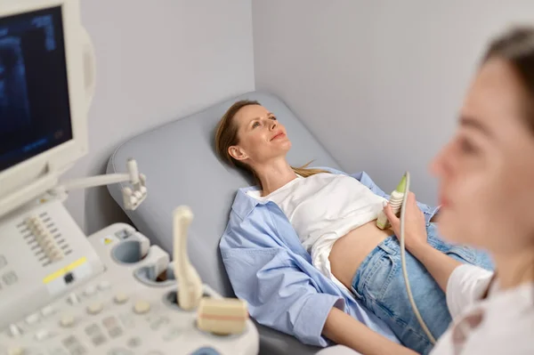 Professzionális Orvos Vizsgálja Meg Betegét Hasi Ultrahang Szkenneléssel Ultrahangos Szkennerrel — Stock Fotó